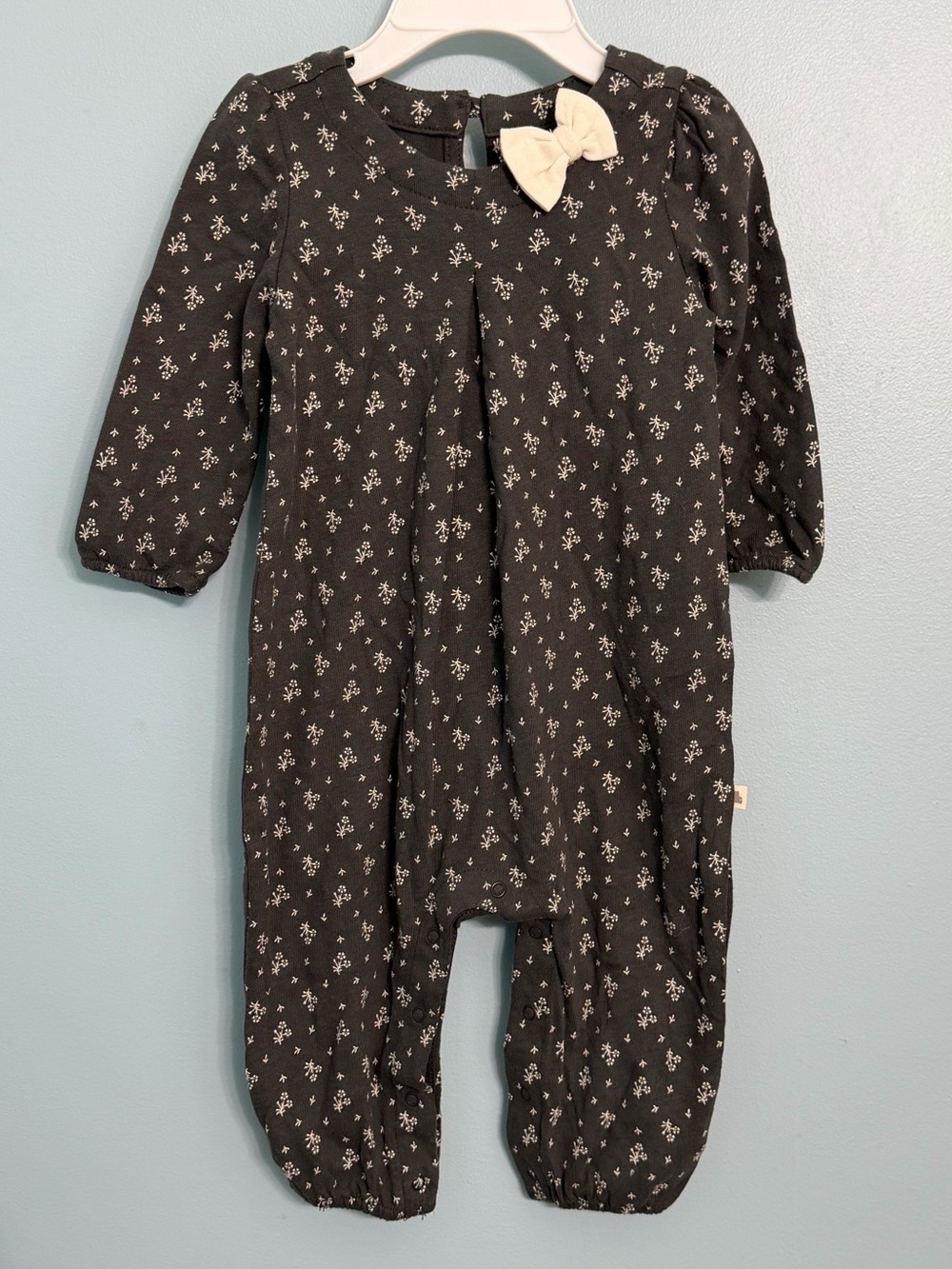 NWT GAP Infant Girl’s 6-9 Mo Gray & Ivory Ditsy Floral Coverall